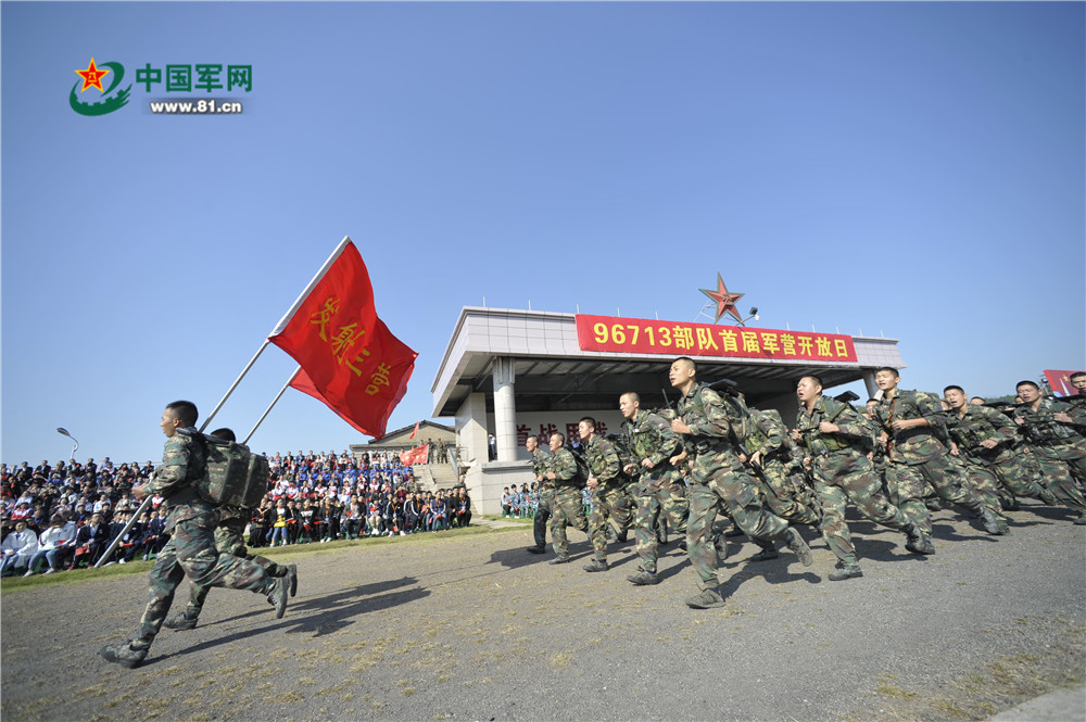 燃爆!1200余人共同目睹"东风快递小哥"的飒爽英姿