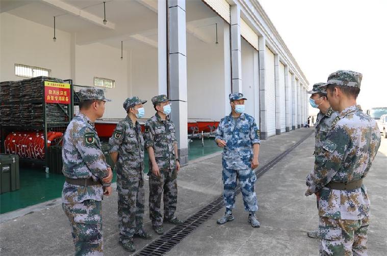 黄冈军分区组织防汛救援军地开放式探讨式指挥演练