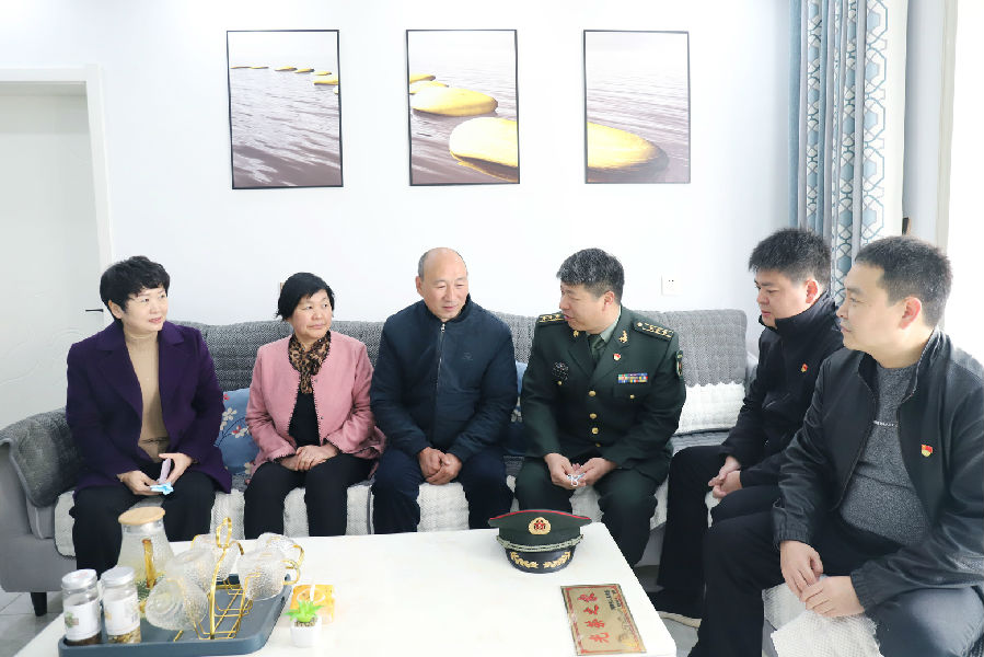 河南宜阳:敲锣打鼓为二等功臣送喜报