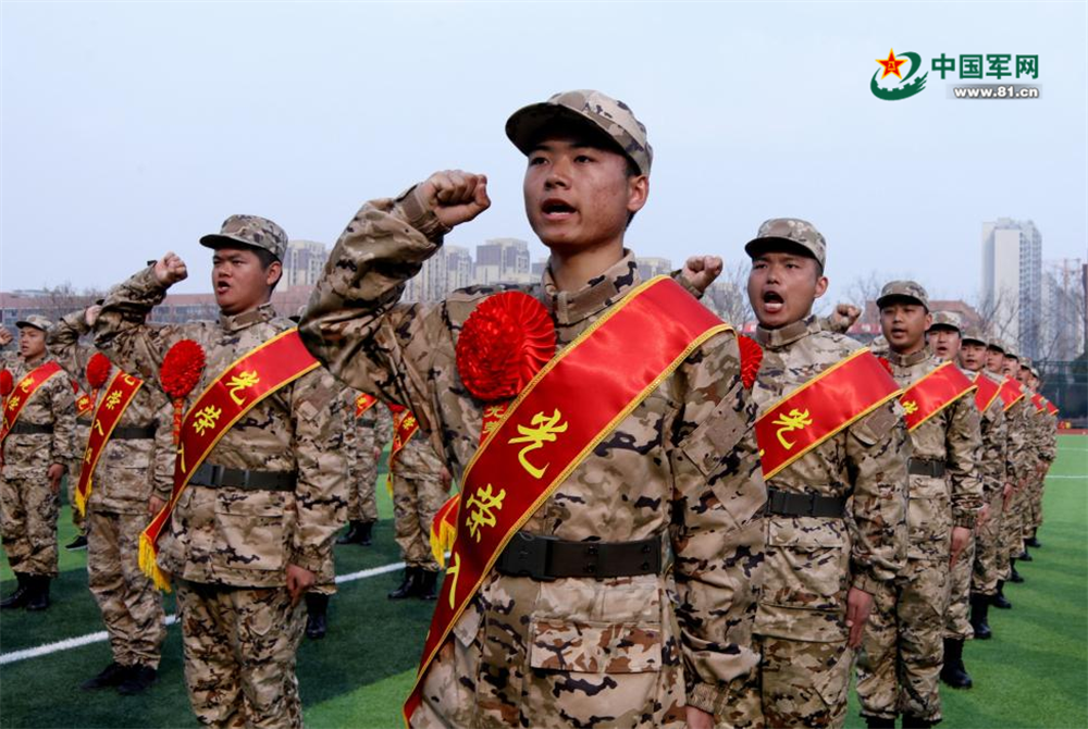 安徽临泉:热血青年行军礼,告别亲人入军营