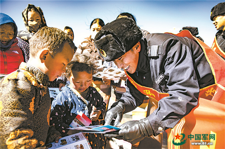 西藏那曲军分区护路分队民兵向欧鲁发放护路宣传资料