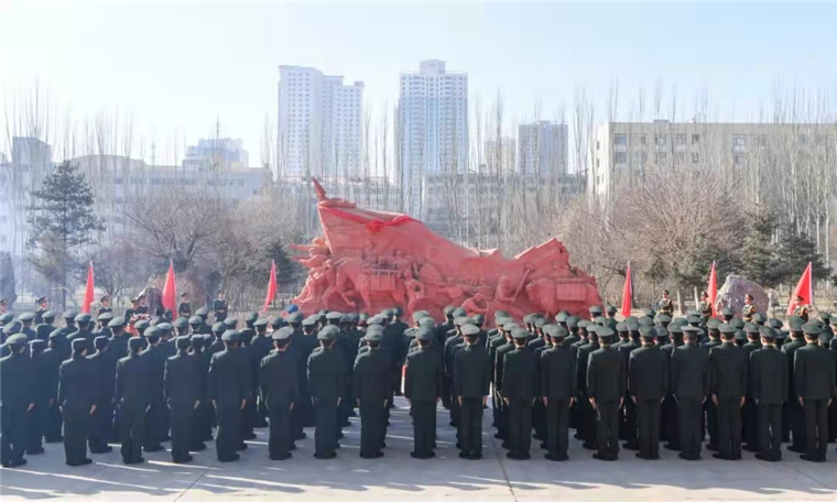 青海省军区举行老高原精神主题雕塑节目仪式