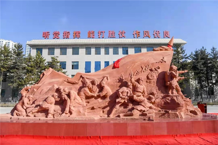 青海省军区举行老高原精神主题雕塑节目仪式