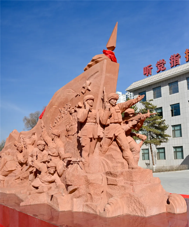 青海省军区举行老高原精神主题雕塑节目仪式