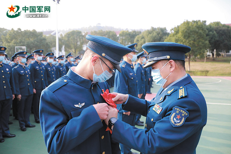 东部战区空军某旅举行2021年度退役士兵向军旗告别仪式 - 中国军网