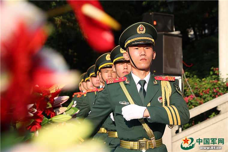 袁武担负礼兵任务 程常英 摄