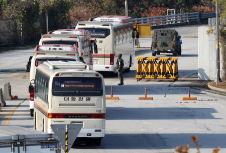 韩国国会外交统一委员会相关人员访问开城工业园区