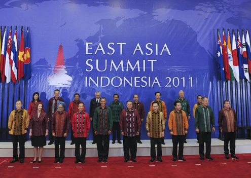 东亚峰会上演领导人"服装秀"