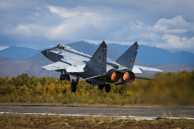 俄军出动120架战机1500辆坦克在东部演习