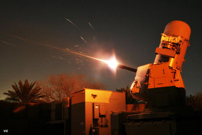 美军陆基密集阵武器系统开火,弹幕罕见