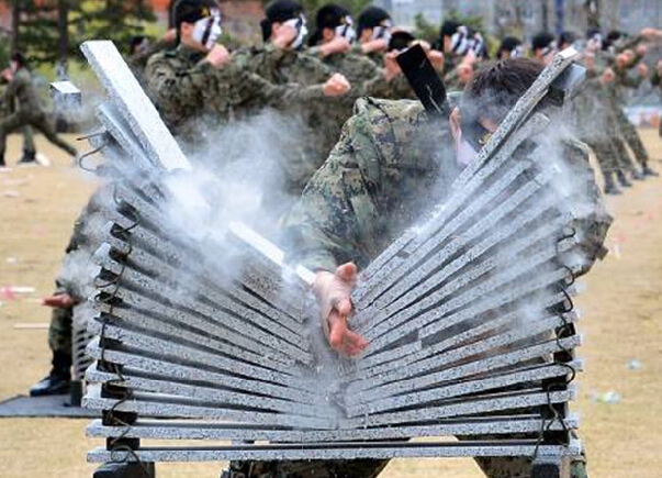 韩特战队员秀劈砖绝技庆祝特战司令部57周年