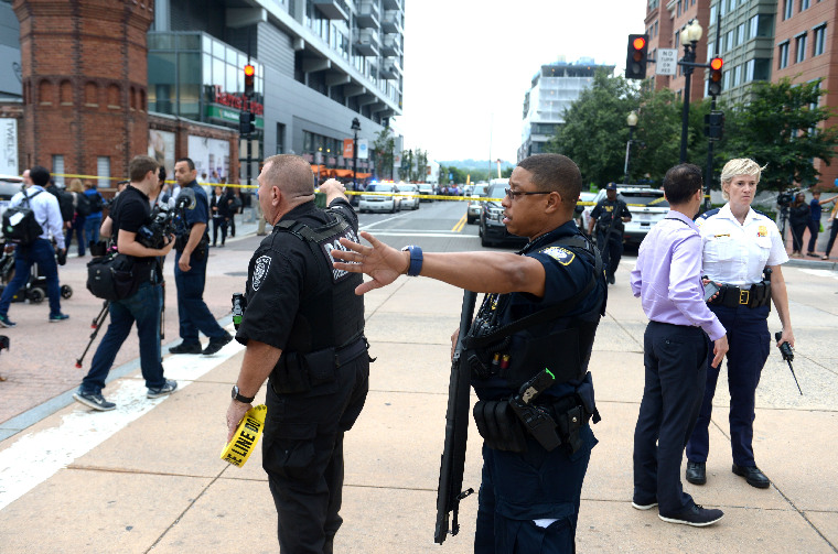 美国华盛顿海军营区发生枪击事件图