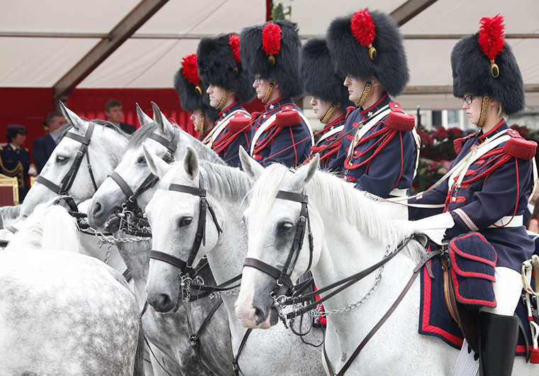 比利时举行国庆阅兵