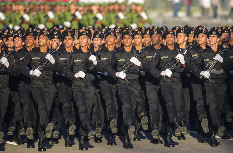 古巴举行大型阅兵式庆祝武装部队建立60周年