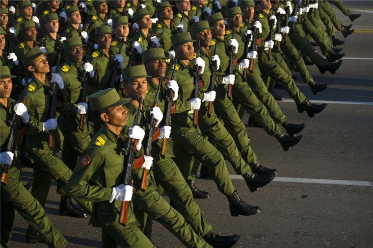 古巴举行大型阅兵式庆祝武装部队建立60周年