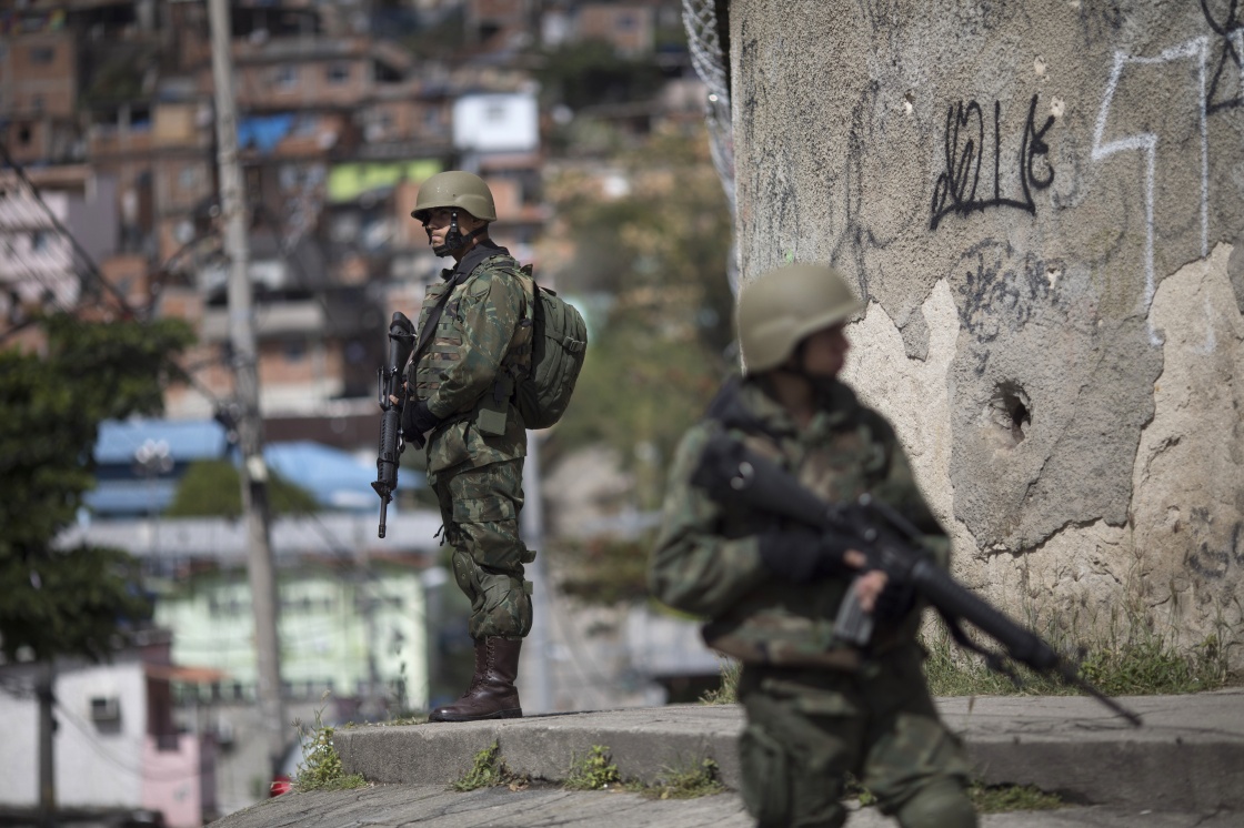 巴西军队在里约清剿犯罪团伙