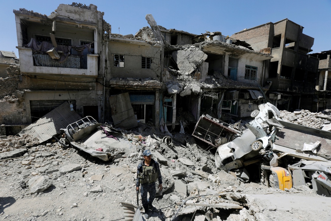 8月7日,一名伊拉克联邦警察在摩苏尔老城巡逻.