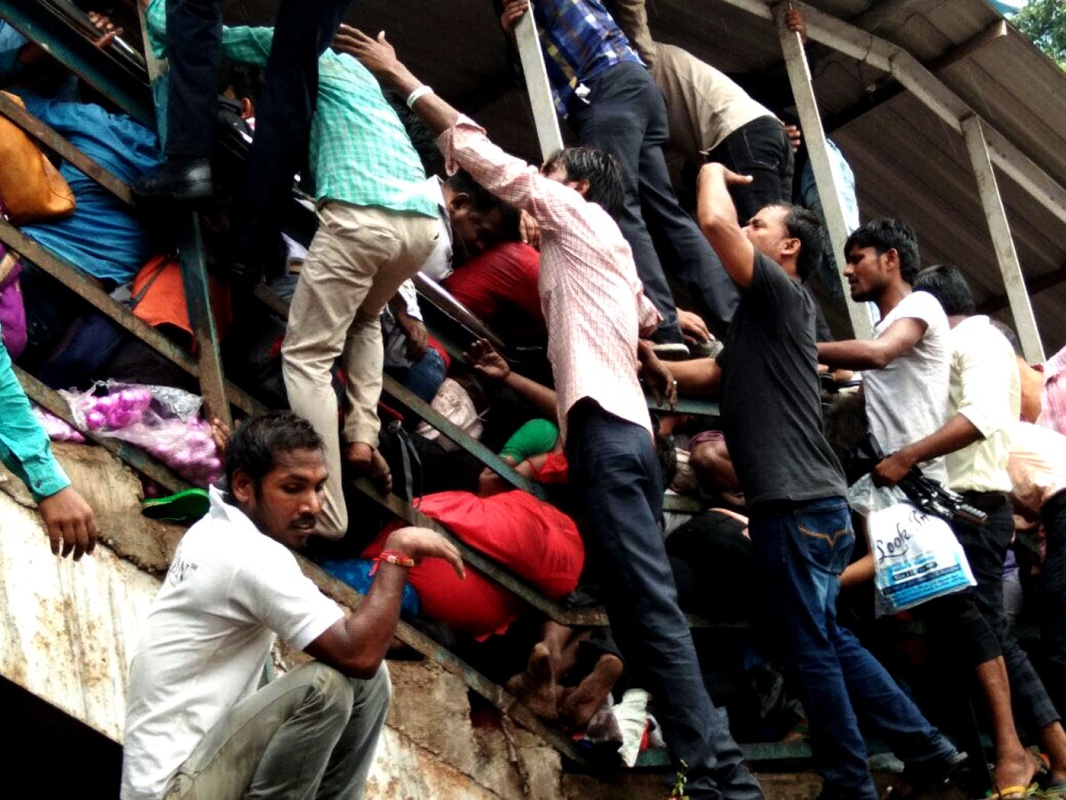 孟买踩踏事件中至少22人死亡