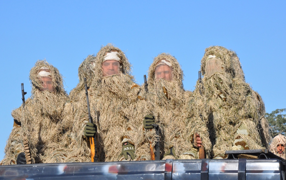 在伊拉克巴格达"绿区",伊拉克警察乘车经过检阅广场.