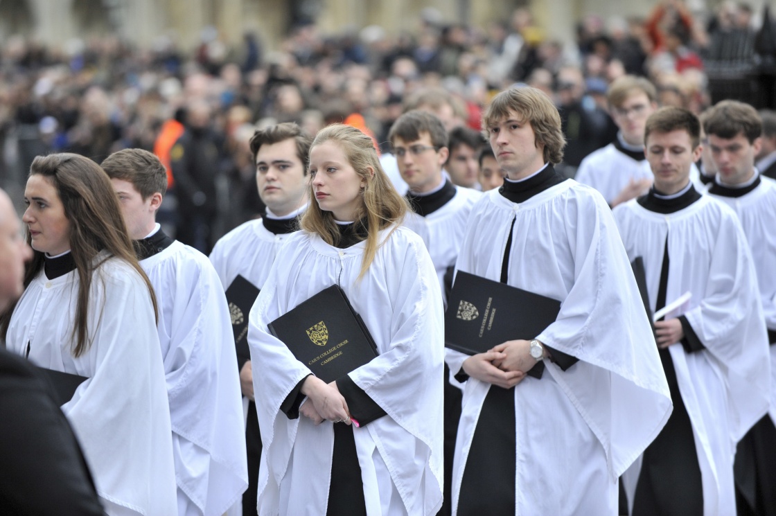 3月31日,在英国剑桥,唱诗班成员抵达圣玛丽教堂.