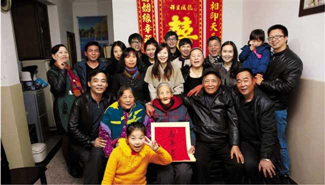 98岁老太全家五代同堂 60口人一起过年 - 中国军网