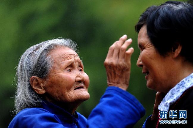 手心里的爱 90岁坚强母亲照顾盲女65年