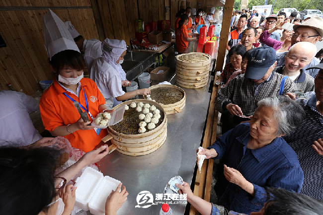 庆丰包子杭州开业市民排长队品尝购买图