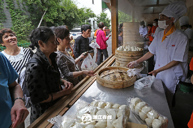 庆丰包子杭州开业市民排长队品尝购买图