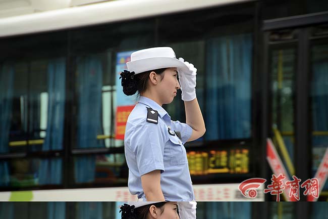西安最美女交警萌妹子瞬间变身女金刚