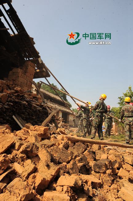 二炮某基地突击分队挺进重灾区抢救物资拆除危房