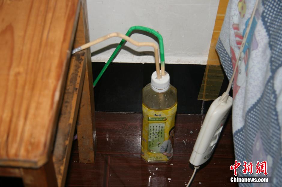 图为警方缴获吸毒工具.