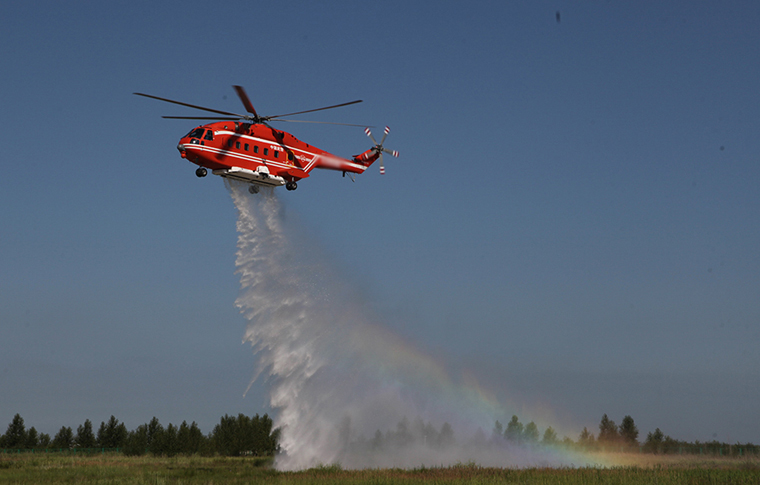军中美图:灭火直升机机空中洒水 - 中国军网