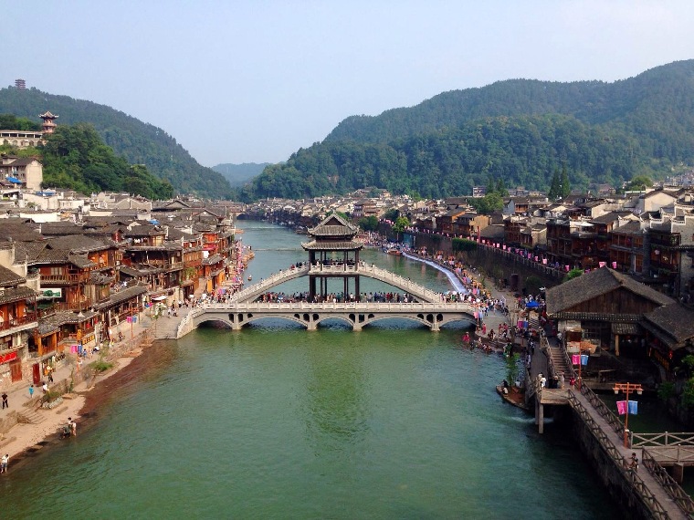 新华视点:四问凤凰古城暂停围城收费