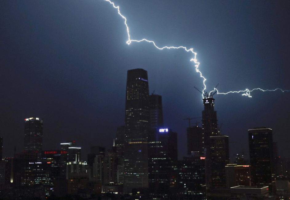 雷雨突如其来光顾北京城区 闪电划破天际