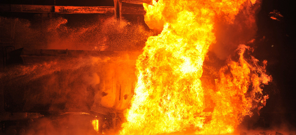 四川德阳一辆油罐车燃烧爆炸危及油库 现场烈焰滚滚