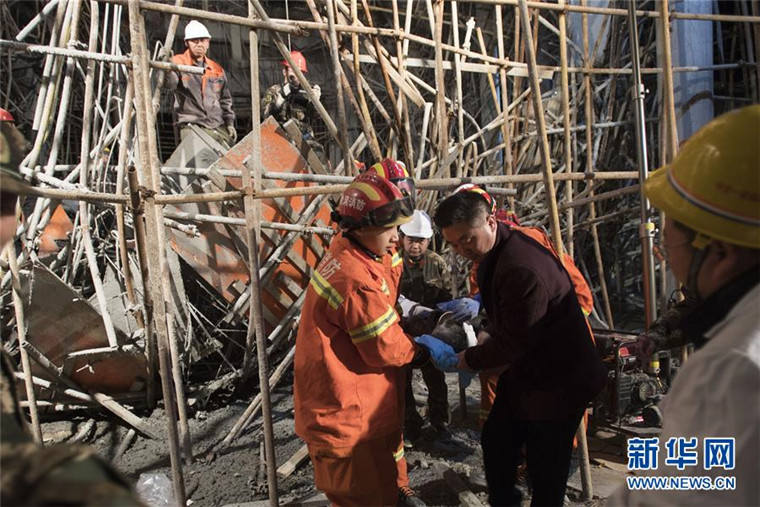 麻城市五脑山水上游乐项目建筑工地脚手架垮塌事故现场救出一名被困者