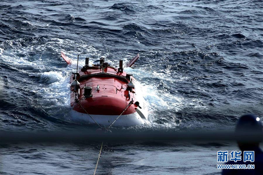 4月29日,"蛟龙"号载人潜水器在天气状况较差的情况下深潜归来.
