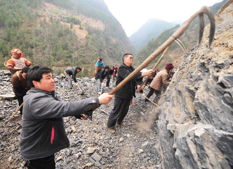 "愚公支书"王光国:悬崖上凿出路 绝境中闯出途