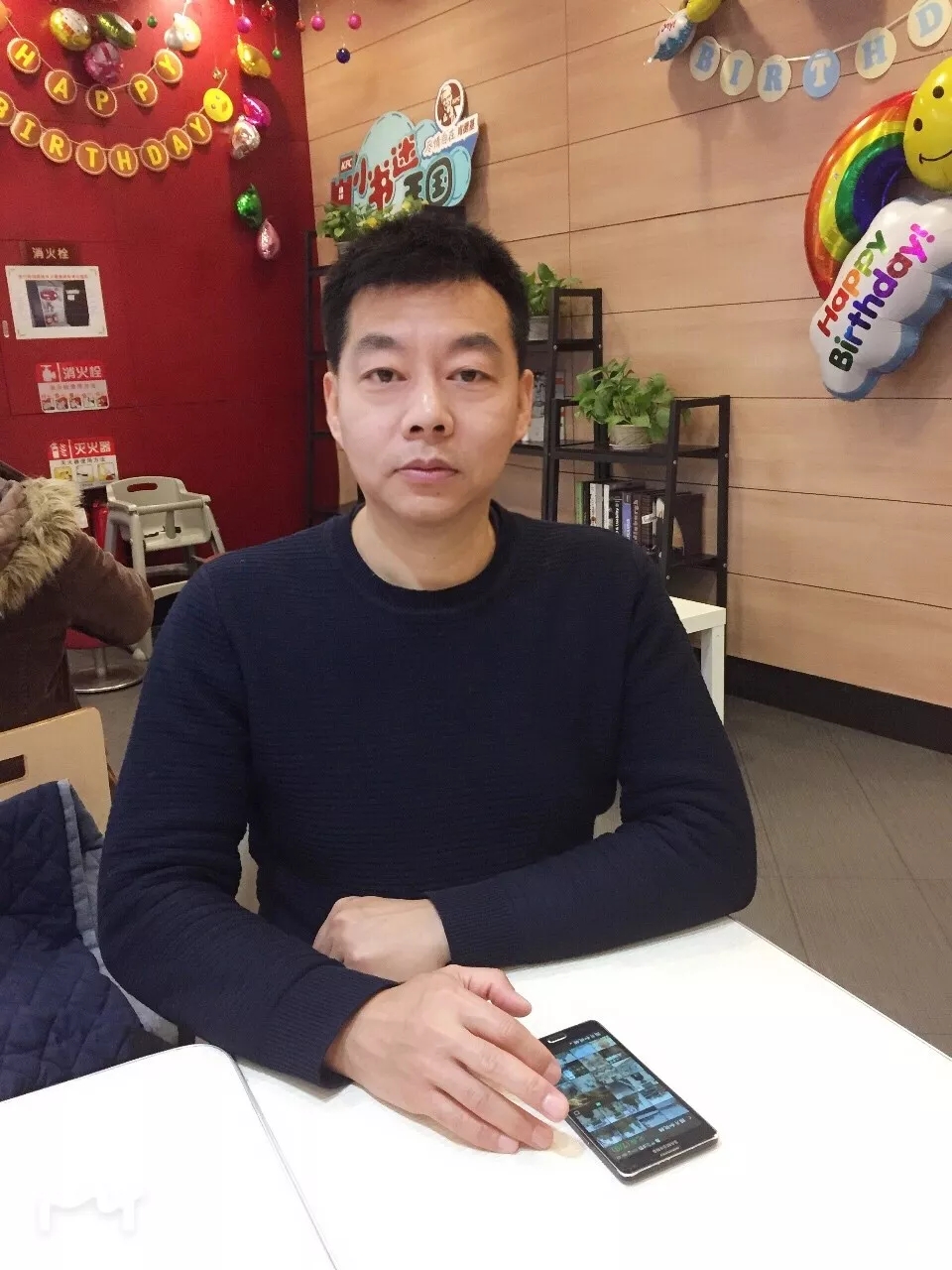 中国旅行团在俄遭抢劫,两名山东大汉击退仨歹徒