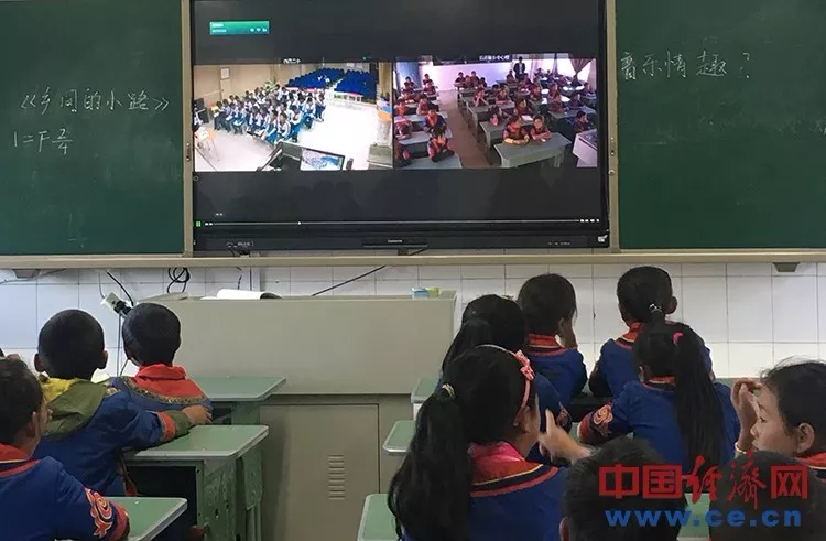 五道箐乡中心小学三年二班的学生正在与西昌二小的学生远程同步上课.