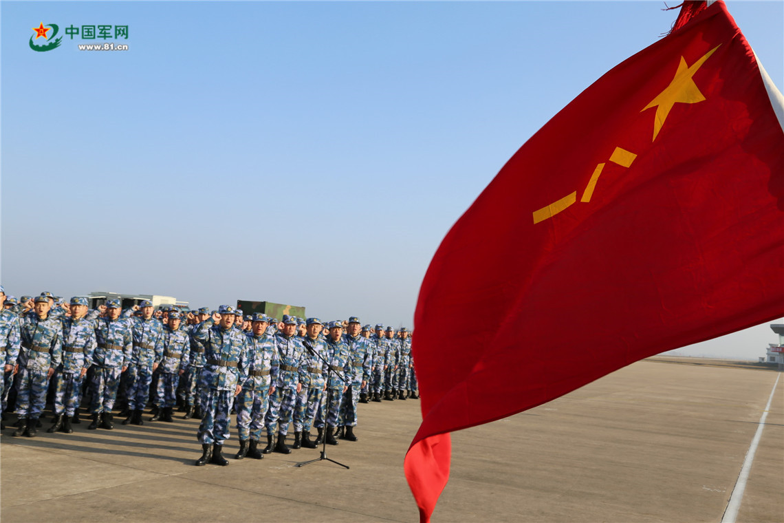 坚守在飞行保障一线他们助力战鹰叱咤海空