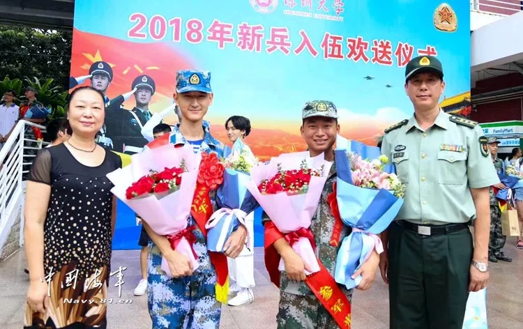 十年前,当年幼的李星宇身陷绝境,他亲眼目睹陆战队员们在震区中英勇