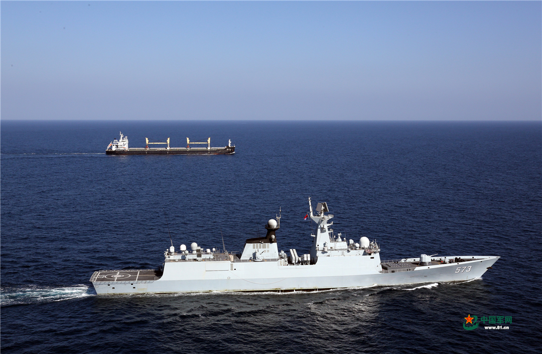 中国海军第21批护航编队柳州舰为商船伴随护航. 曾行贱 摄