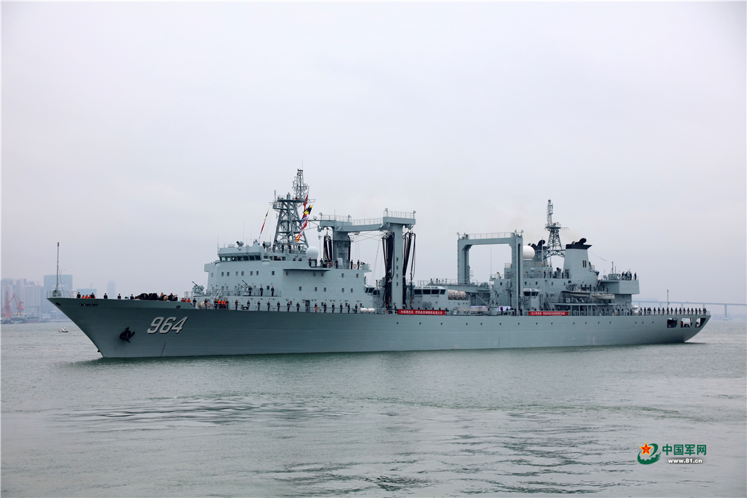 中国海军第31批护航编队骆马湖舰驶离码头. 李唐 摄