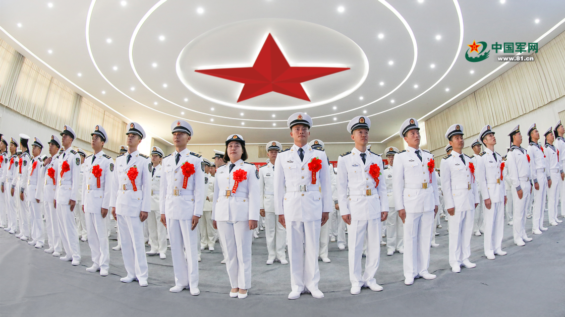 海军陆战队某旅组织2020年度退役士兵向军旗告别仪式