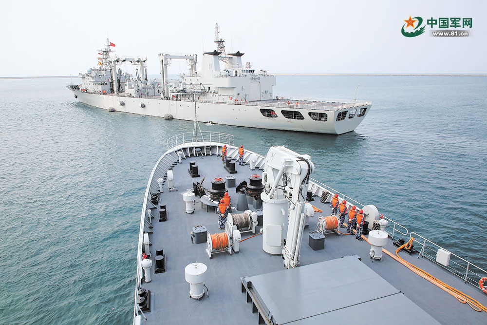 南部战区海军某勤务船大队组织舰船开展海上训练 - 中国军网