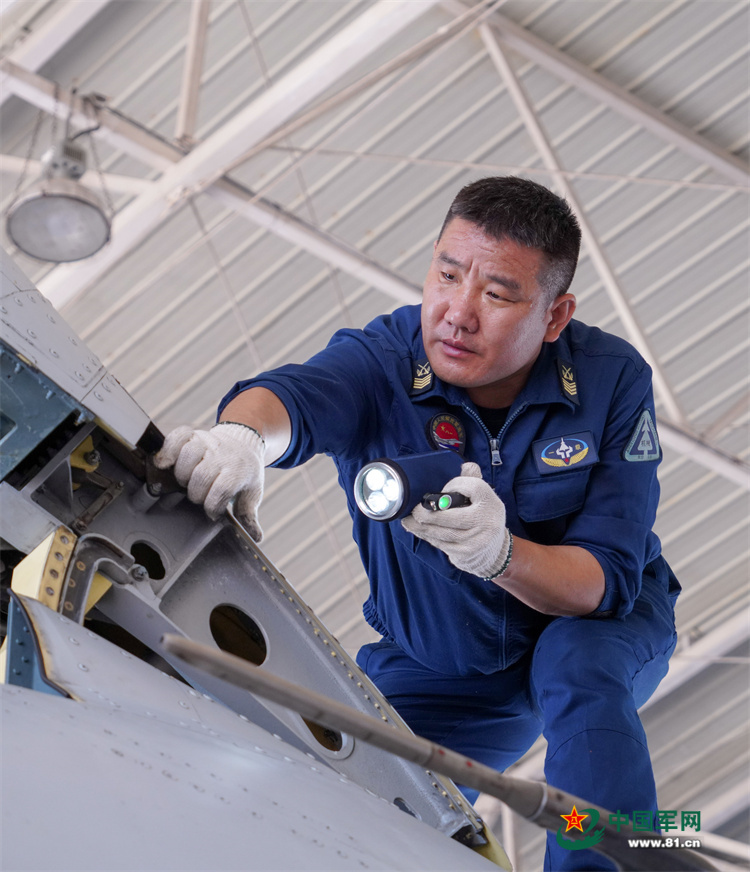 高清大图|南部战区海军航空兵某旅开展跨昼夜飞行训练