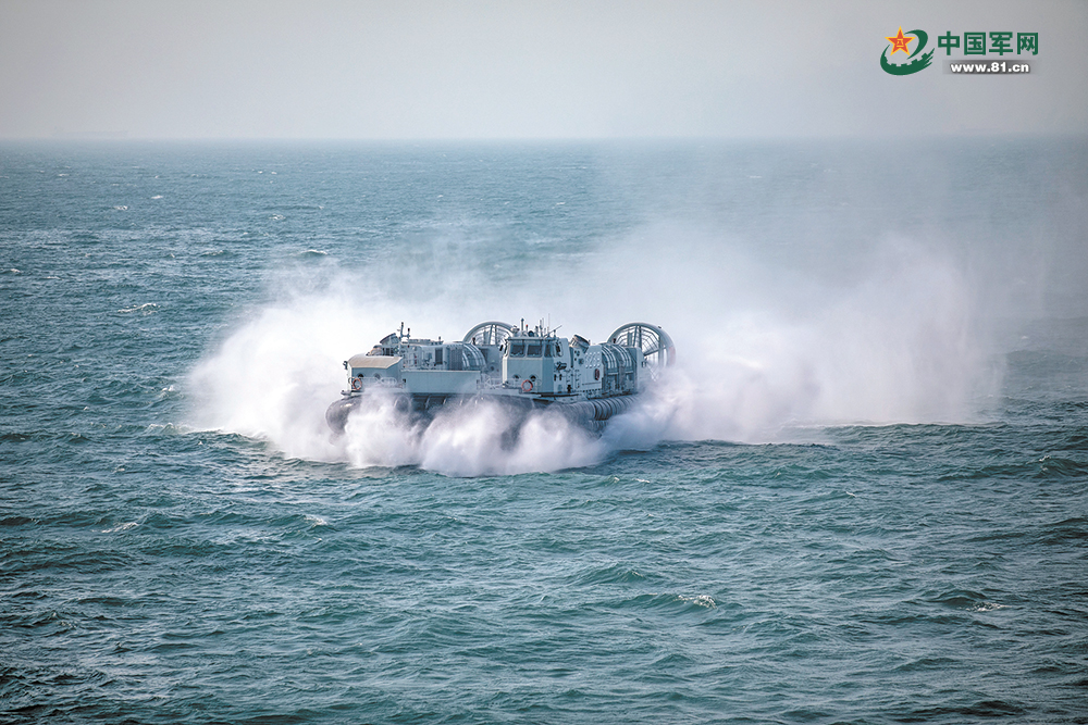 东部战区海军某登陆舰支队组织气垫艇航行训练 - 中国军网