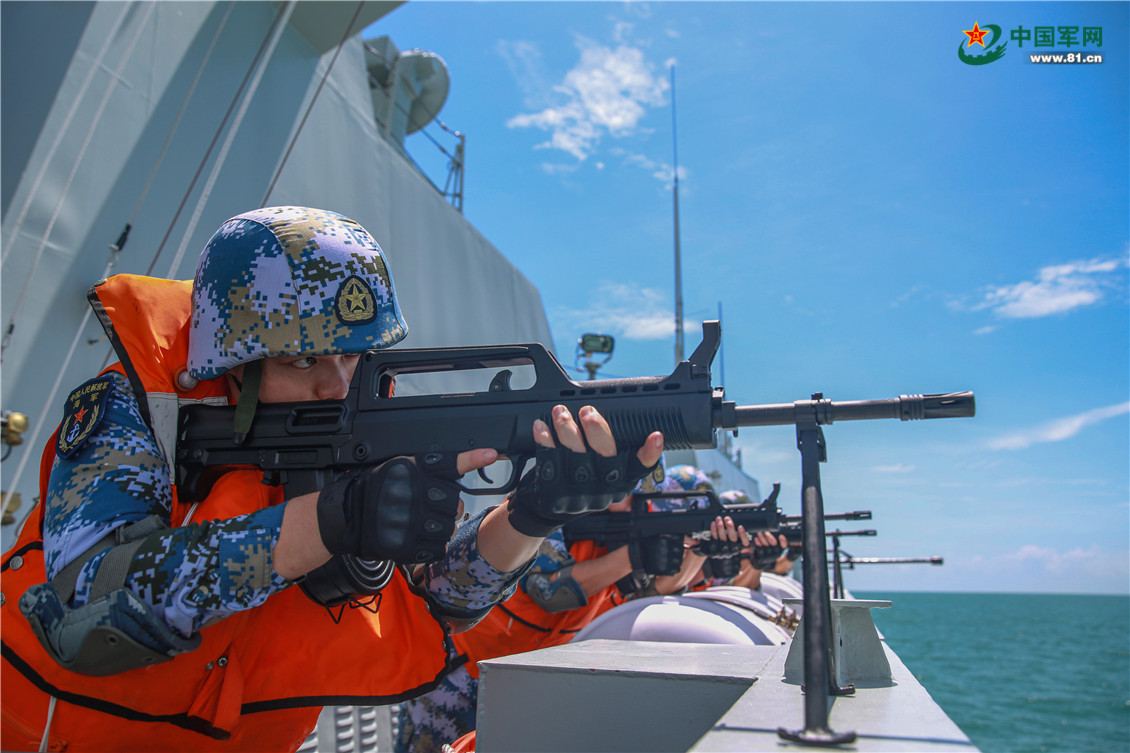 南部战区海军某护卫舰支队组织舰艇编队展开海上实战化训练