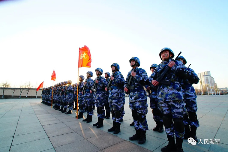 正式加入战斗序列,新水兵向荣誉战旗庄严宣誓! - 中国军网